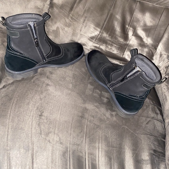 Ventige zip in black/ grey Clark’s. Size 7 1/2 mens. - Picture 4 of 7